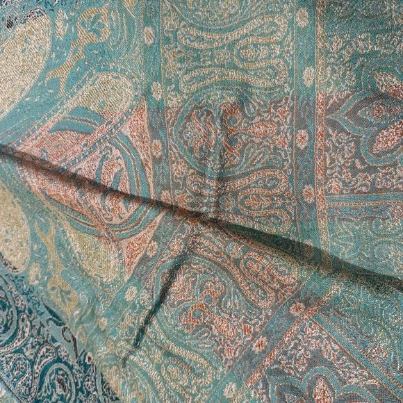 Met Museum Elegant Paisley Women's silk / wool blend Shawl roughly 27”x80” - Picture 9 of 10